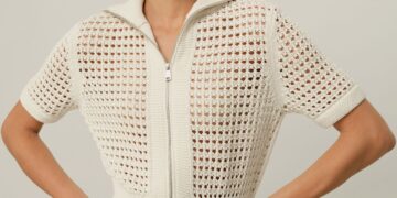 Entdecken Sie elegante Seidenoberteile und Strickmode für gehobene Alltagsmode