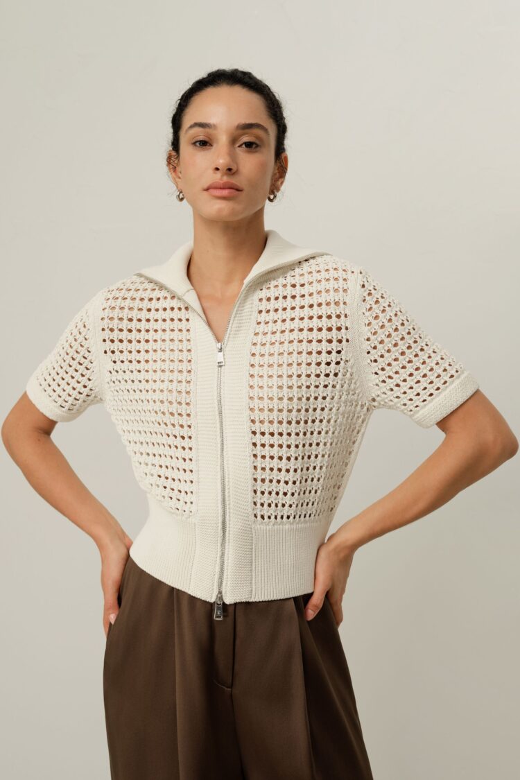 Entdecken Sie elegante Seidenoberteile und Strickmode für gehobene Alltagsmode