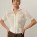 Entdecken Sie elegante Seidenoberteile und Strickmode für gehobene Alltagsmode