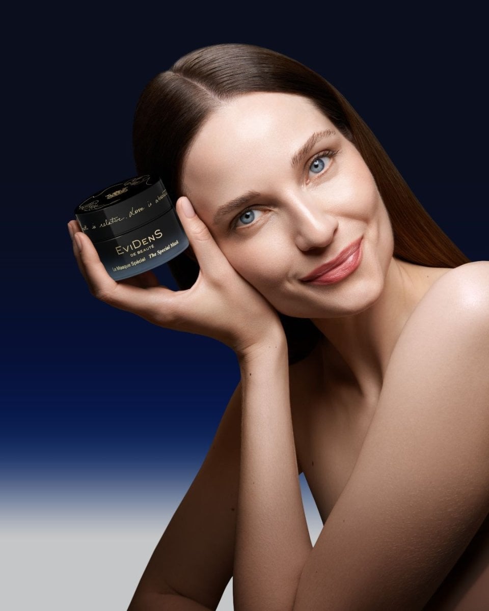 Model holding the EviDenS de Beauté limited edition mask jar