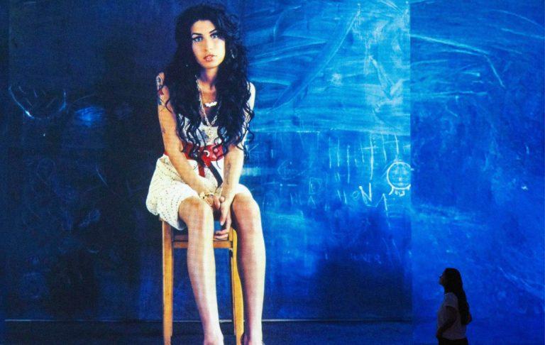 Amy Winehouse portrait projected in the FRAMELESS Blank Canvas Gallery