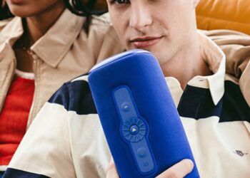 Person hält einen Fresh n Rebel Bold L3 Bluetooth-Lautsprecher