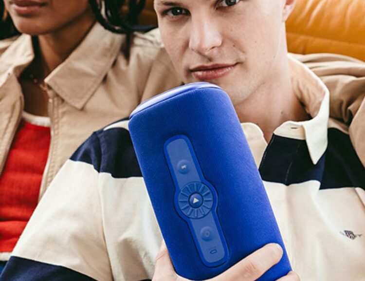 Person hält einen Fresh n Rebel Bold L3 Bluetooth-Lautsprecher
