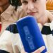 Person hält einen Fresh n Rebel Bold L3 Bluetooth-Lautsprecher