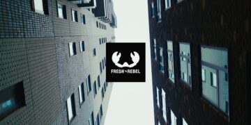 Urbanes Gebäudeensemble mit Fresh 'n Rebel Markenlogo