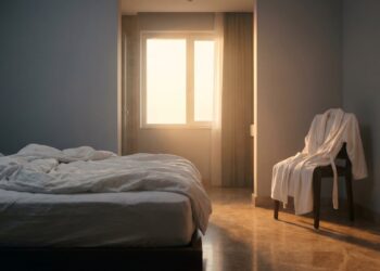 Robe in einem ruhigen Schlafzimmer als Wellness-Szene