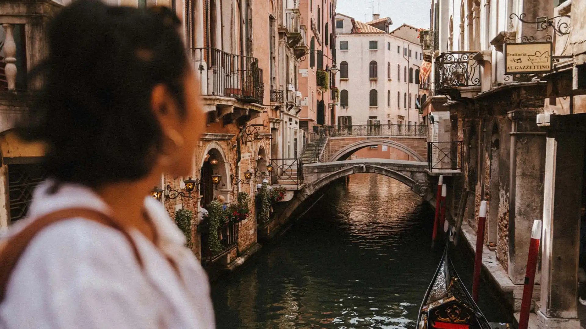 Viajero junto a un canal de Venecia