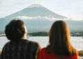 Viajeros contemplando el monte Fuji