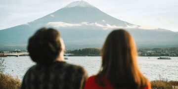 Viajeros contemplando el monte Fuji