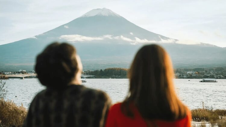 Viajeros contemplando el monte Fuji