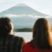 Viajeros contemplando el monte Fuji