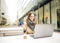 Kvinna som arbetar på laptop utomhus