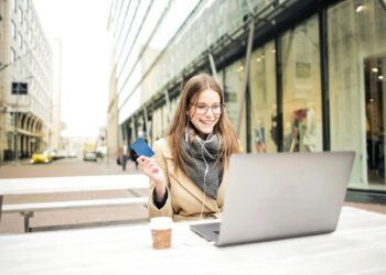 Kvinna som arbetar på laptop utomhus