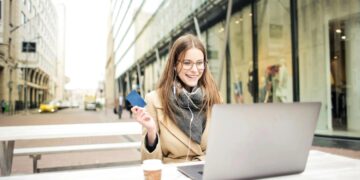 Kvinna som arbetar på laptop utomhus