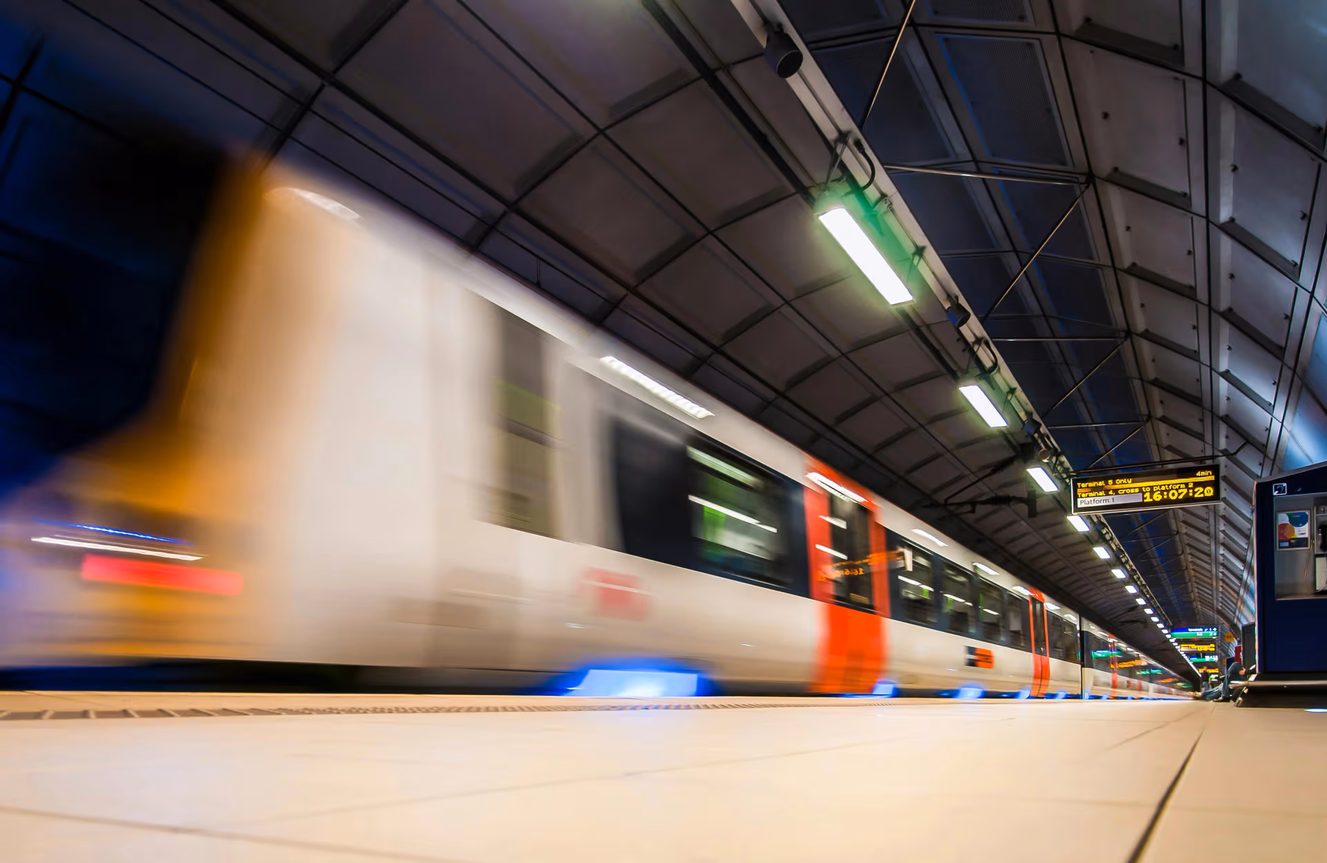Tåg i rörelse vid en station