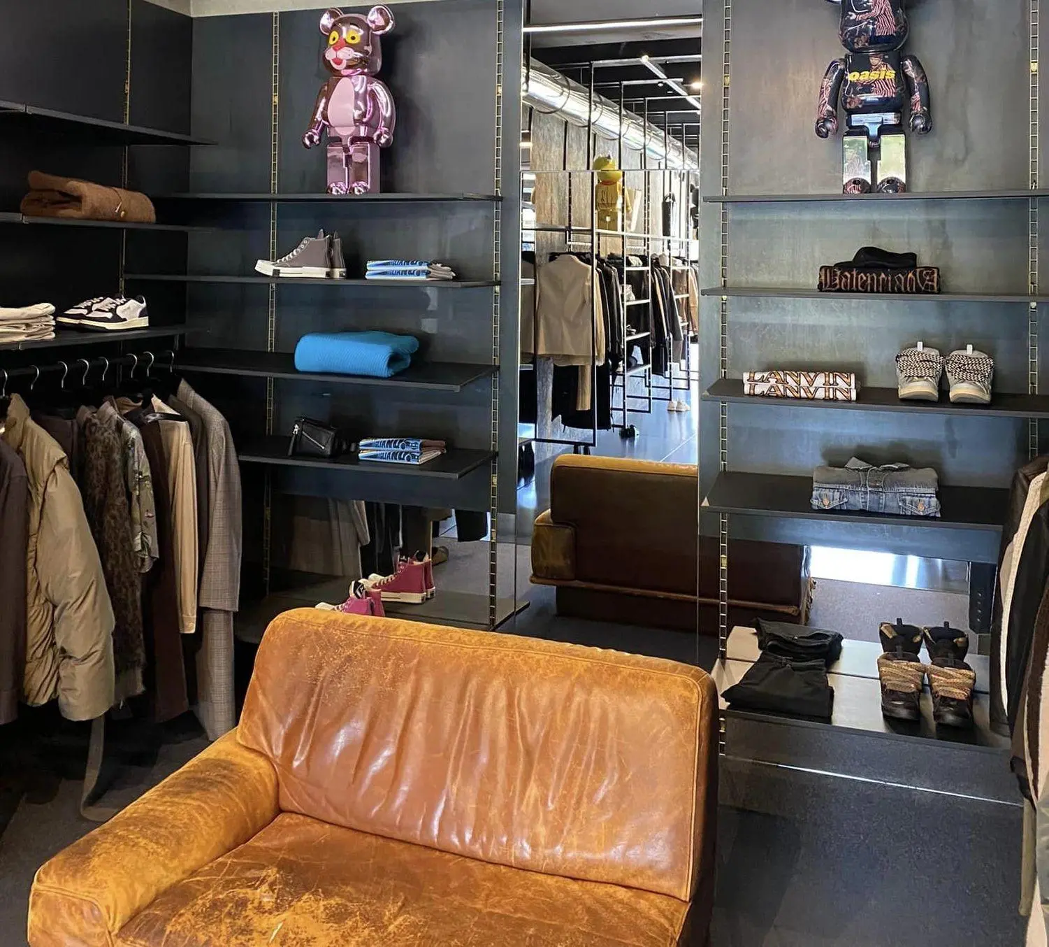 Innenraum einer Julian Fashion Boutique mit Ledersofa und Designer-Kleidung