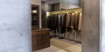 Interno della boutique Julian Fashion uomo a Milano Marittima