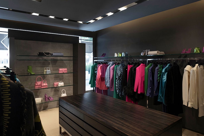 Interno della boutique Julian Fashion donna con borse e abiti