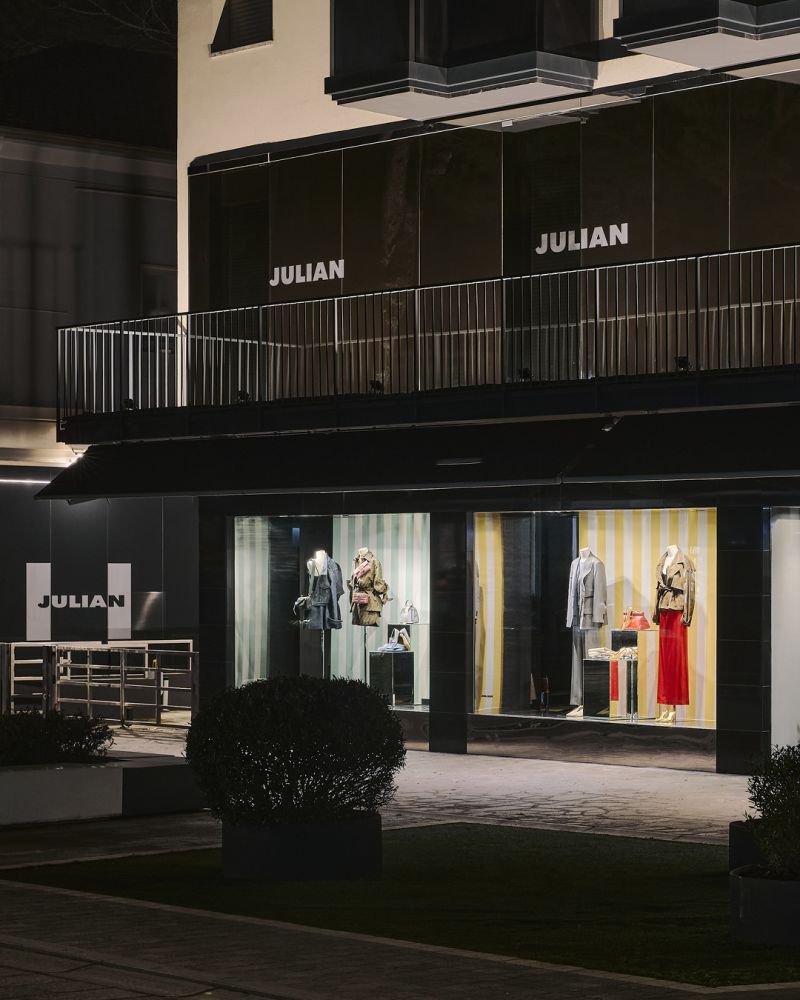 Beleuchtetes Julian Fashion Schaufenster mit drei gestylten Schaufensterpuppen