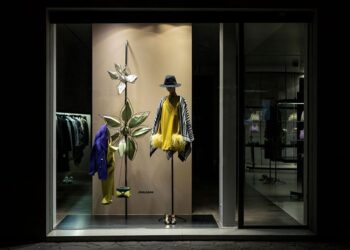 Schaufenster einer Julian Fashion Boutique mit gelbem Kleid und kuratierter Designer-Auswahl
