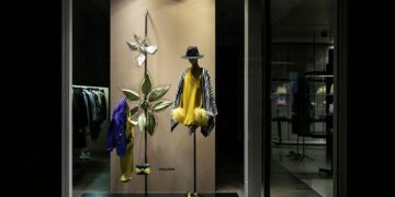 Schaufenster einer Julian Fashion Boutique mit gelbem Kleid und kuratierter Designer-Auswahl