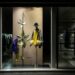 Schaufenster einer Julian Fashion Boutique mit gelbem Kleid und kuratierter Designer-Auswahl