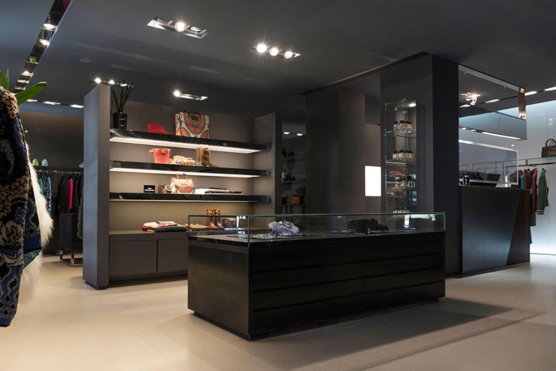 Esposizione Julian Fashion con abiti colorati e accessori