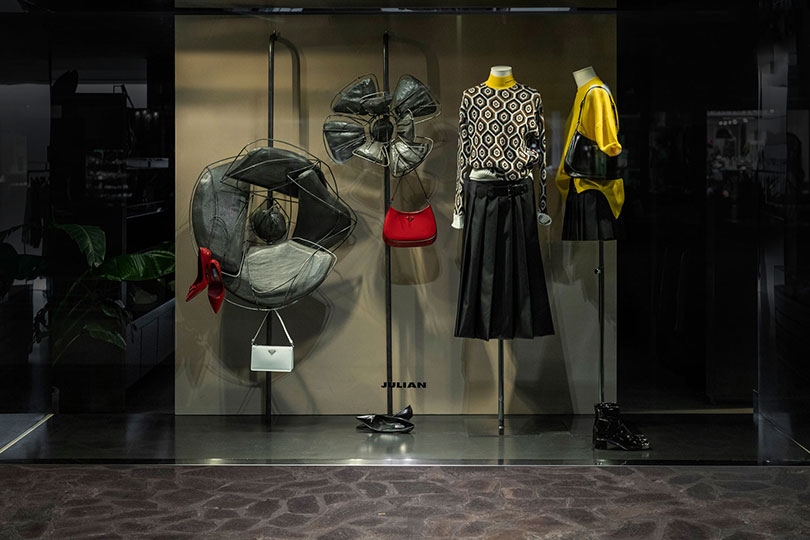 Julian Fashion Schaufenster mit grafischem Oberteil, Rock und roten Accessoires