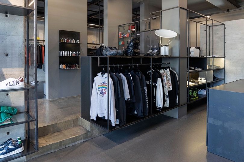 Spazio moderno Julian Fashion con hoodie giacche e sneaker
