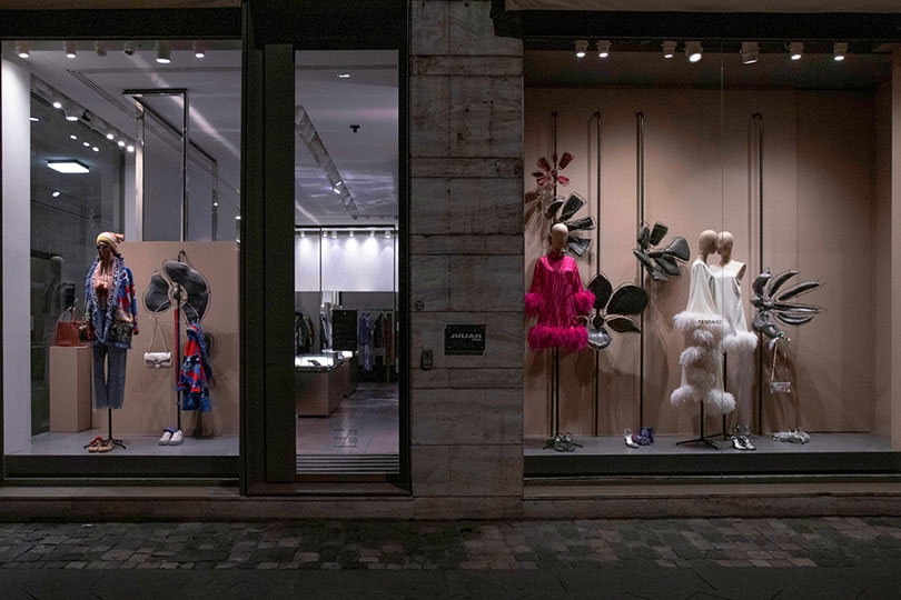Julian Fashion Storefront in Rimini mit farbenfrohen Looks