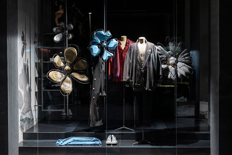 Vetrina Julian Fashion con cappotto blazer e sneaker