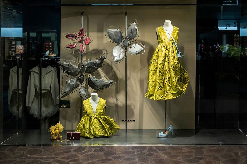 Julian Fashion Schaufenster mit gelben Kleidern und Designer-Accessoires