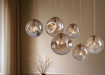Mässingsfärgad Douglass pendellampa med sex bärnstensfärgade glasskärmar