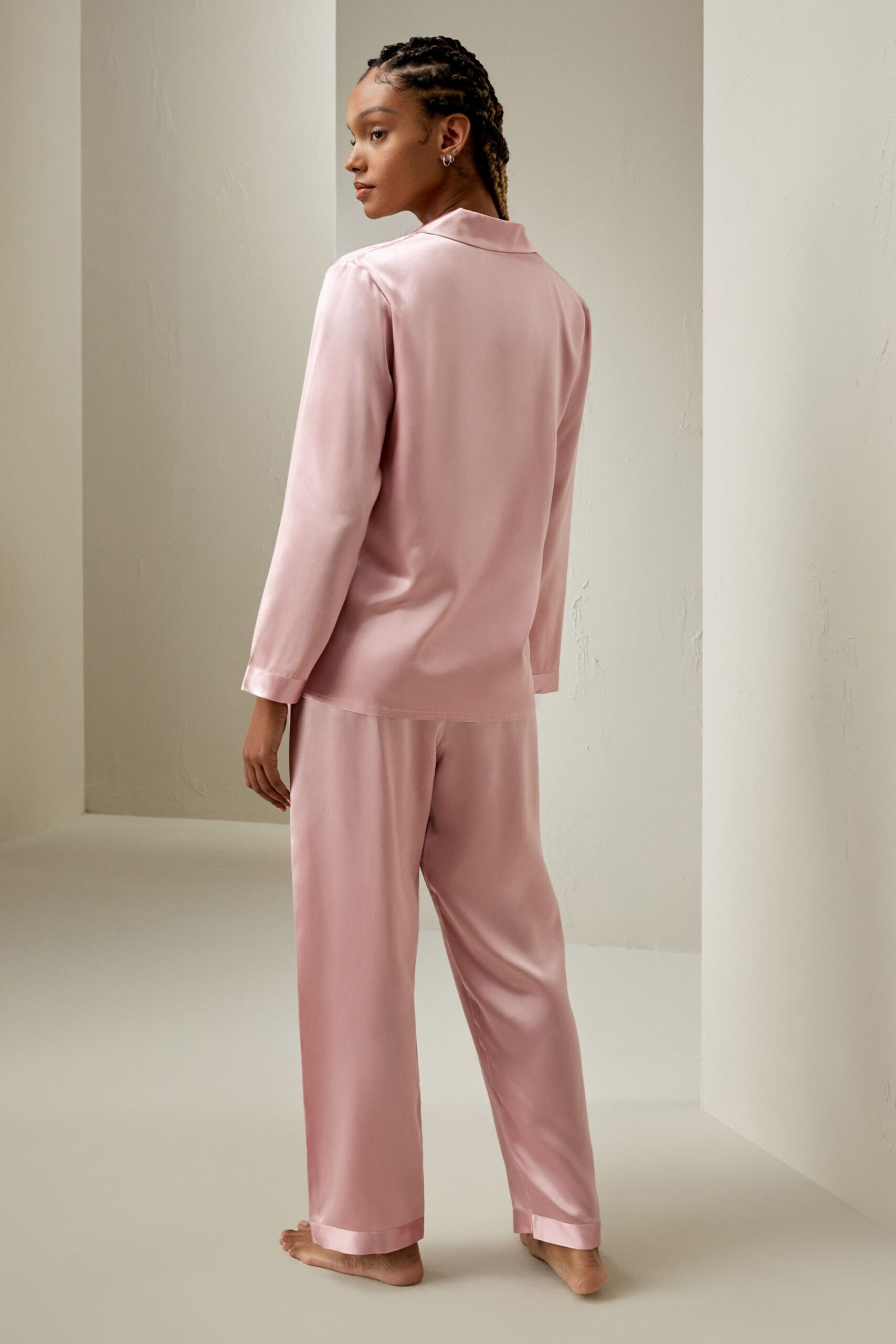 Rosafarbenes langes Seidenpyjama-Set
