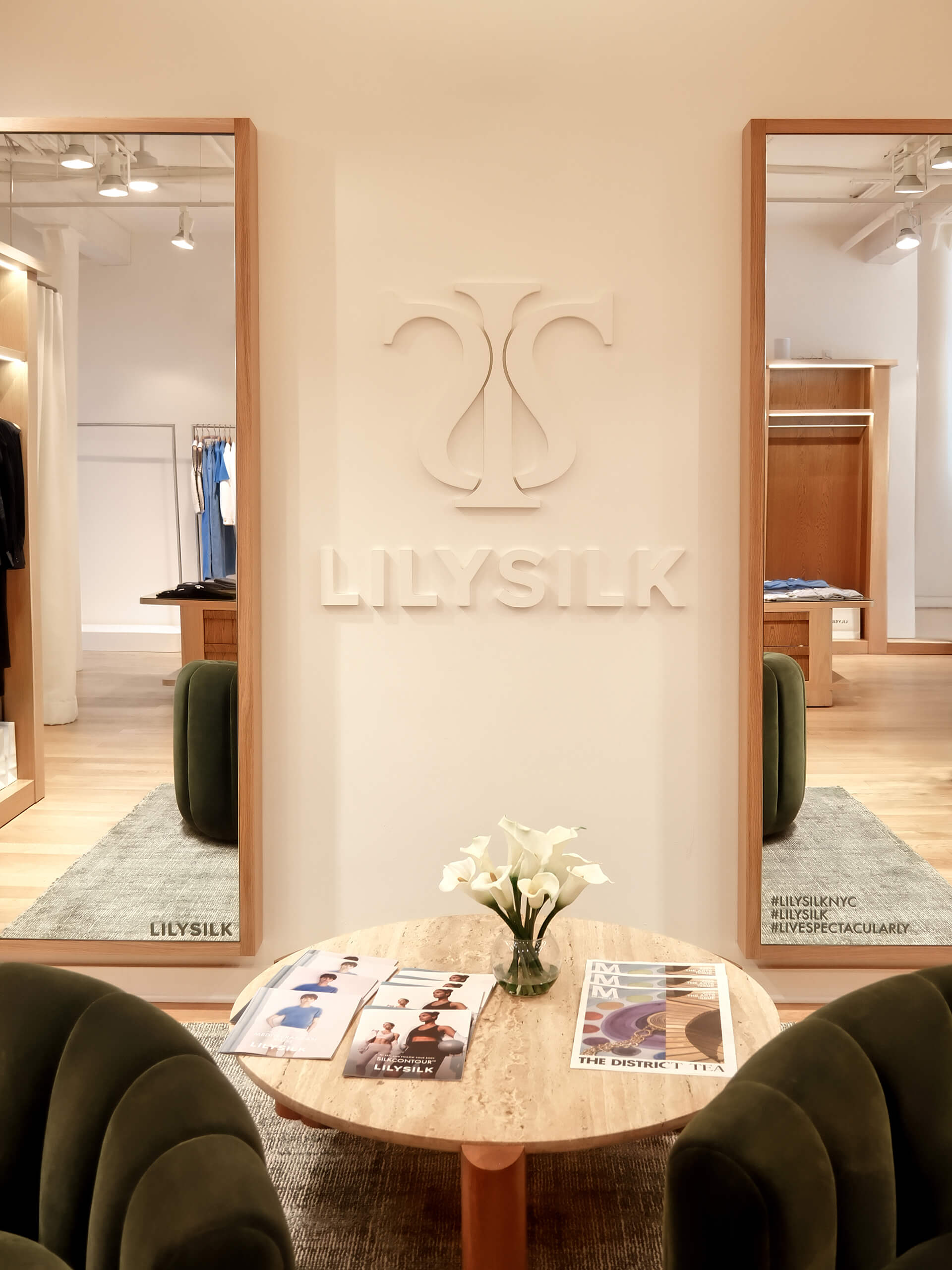 Lilysilk Store-Interieur mit eleganter Modepräsentation