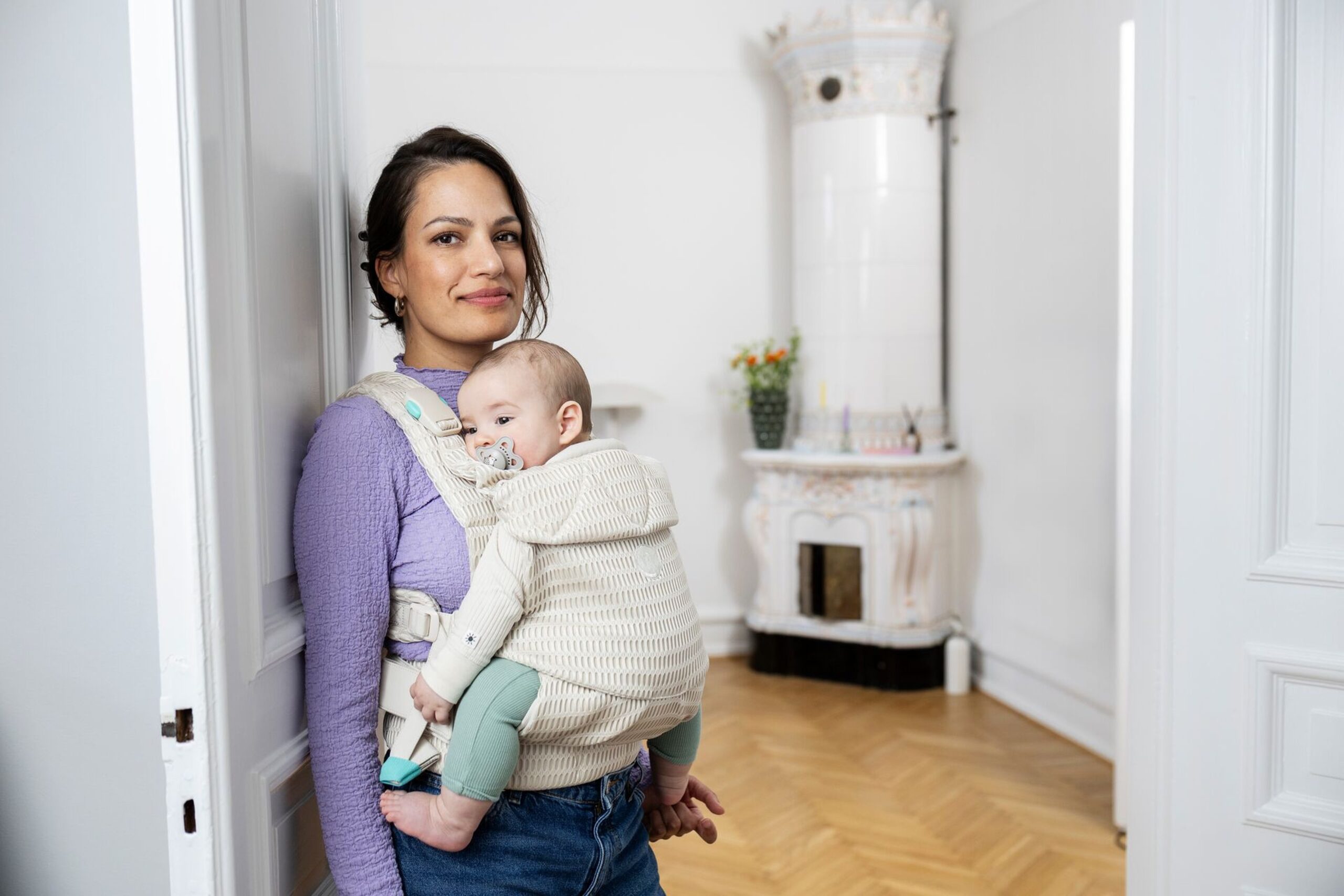 Ouder draagt een baby in een ergonomische Najell Easy vol. 2 draagzak