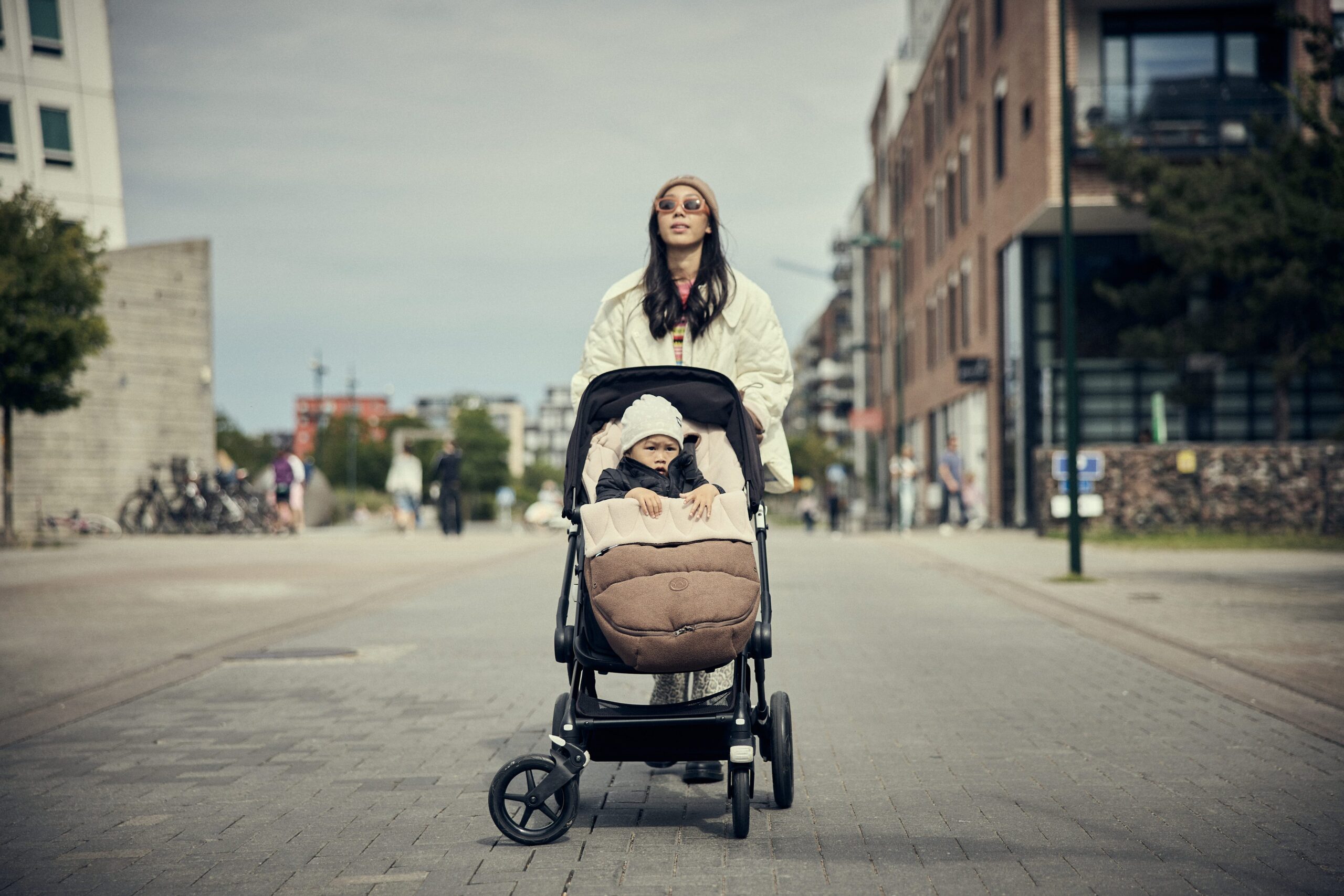 Najell Footmuff in bouclé en kokosbruin als kinderwagenaccessoire