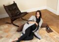 Zwangere vrouw rustend met het Najell Pregnancy Pillow in espresso bruin