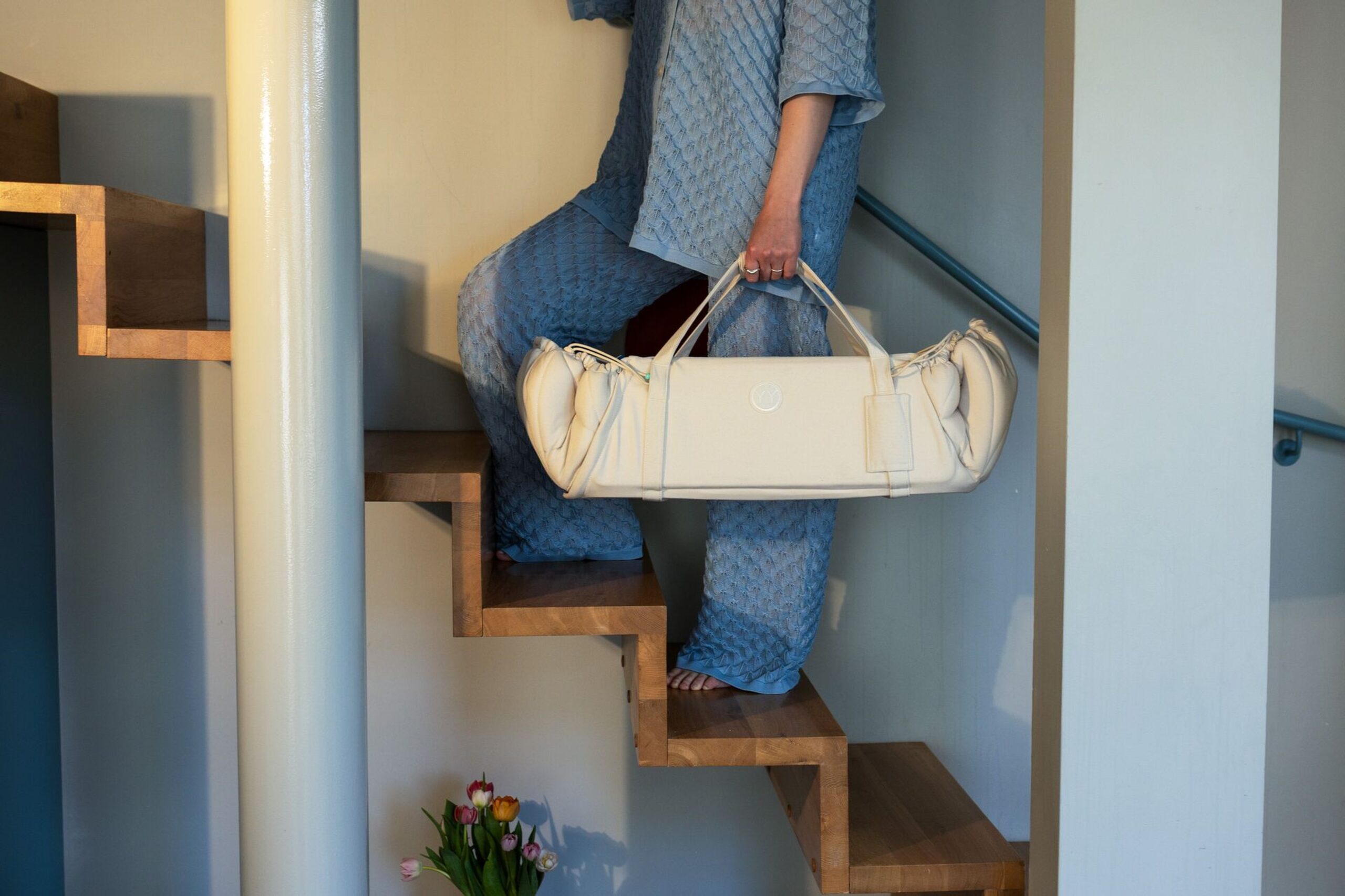 Ouder draagt de Najell SleepCarrier vol. 5 in oat beige