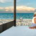 Coppia rilassata su un lettino sulla spiaggia di un resort Ocean