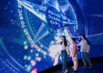 Visiteurs dans le centre d’accueil numérique de l’observatoire