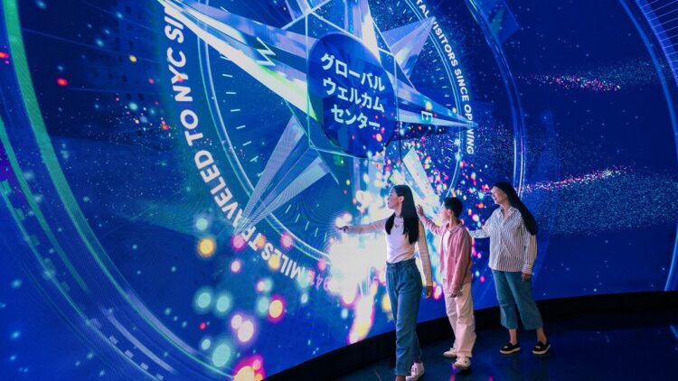 Visiteurs dans le centre d’accueil numérique de l’observatoire