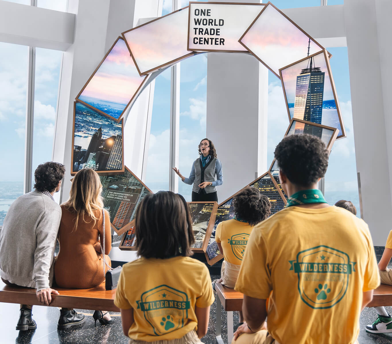 Visitantes disfrutando de One World Observatory en grupo