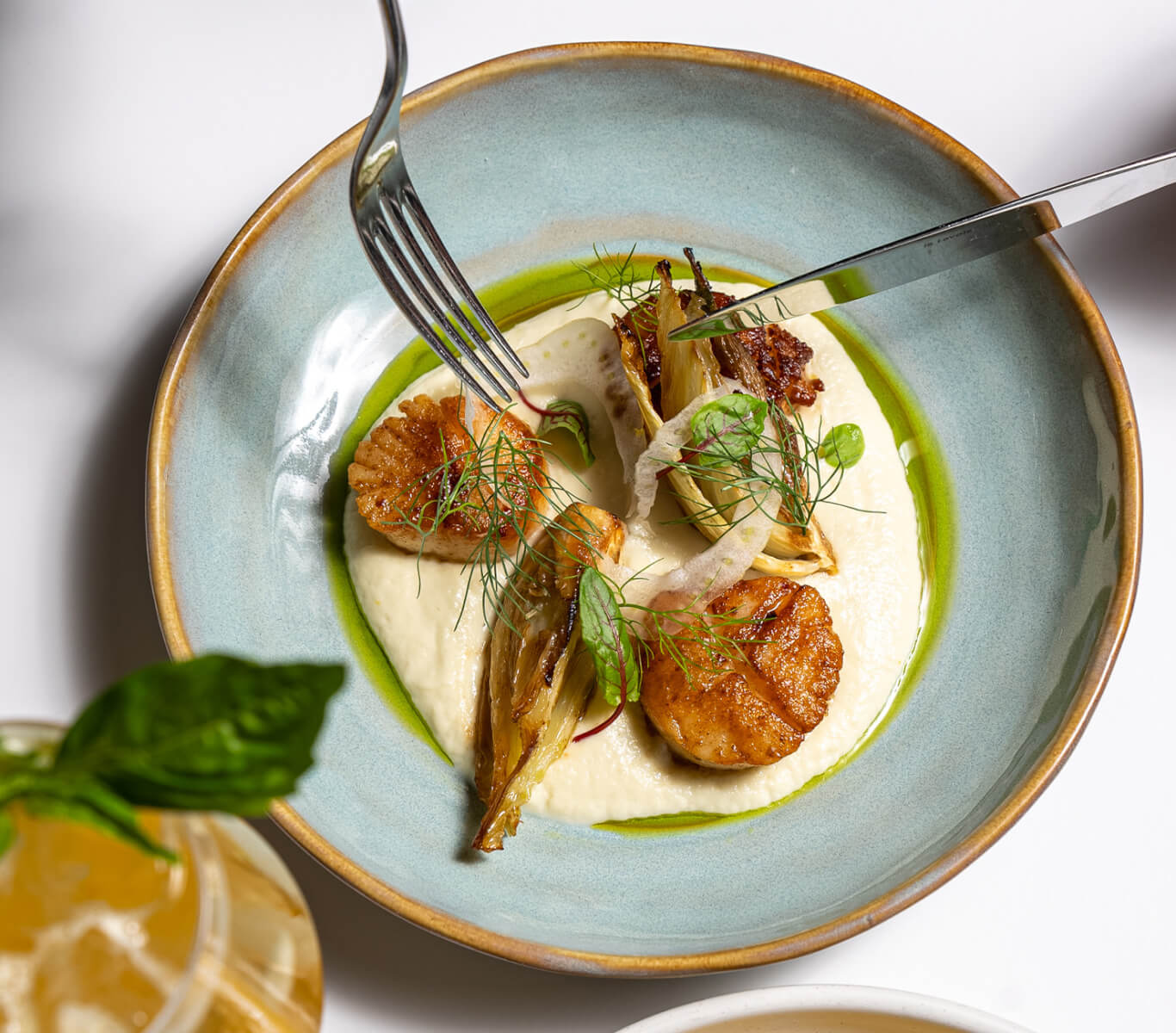 Plat contemporain servi au restaurant ONE Dine