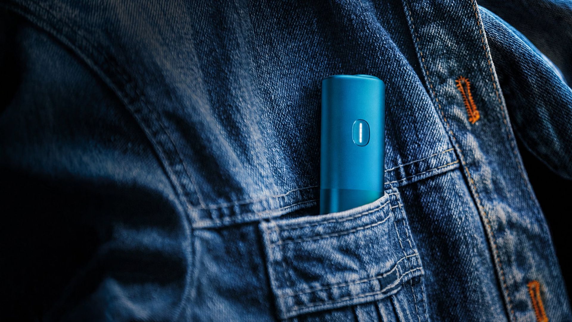 BONDS by IQOS in una scena blu