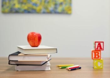 Mokinio stalas su mokyklinėmis priemonėmis