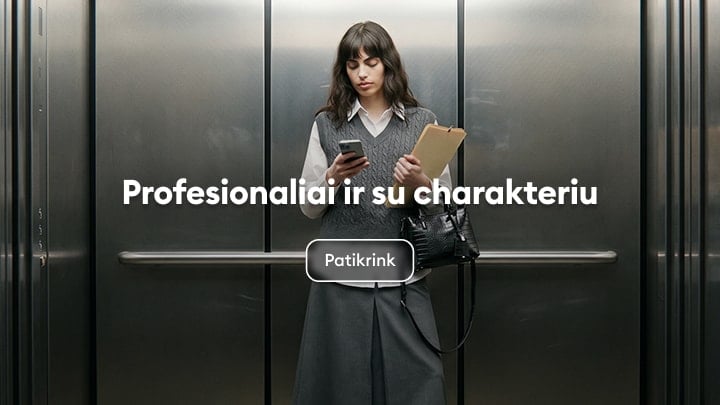 Elegantiškai apsirengusi moteris lifte pristato Sinsay darbo stilių