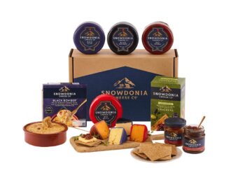 Snowdonia Cheese chutney cracker and Black Bomber Bake gift box