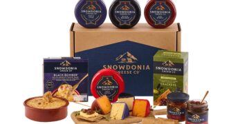 Snowdonia Cheese chutney cracker and Black Bomber Bake gift box
