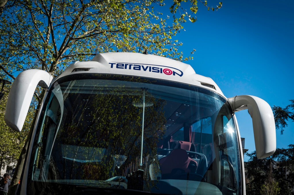 Gros plan sur un autocar Terravision